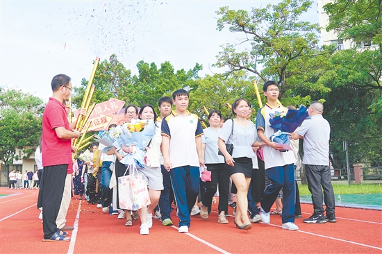 恩平市華僑中學高三學子在老師和家長的陪同下昂首闊步向前行。