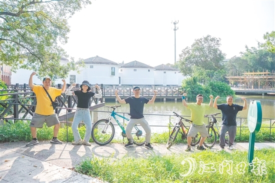 塘口墟社區(qū)組織年輕人開展環(huán)圩騎行活動。