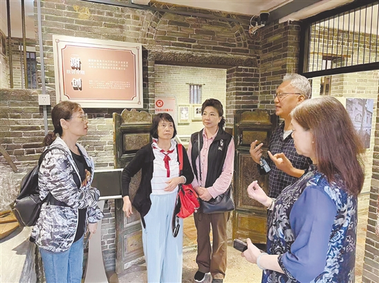 謝軍威經(jīng)?；氐街x創(chuàng)故居，給來訪的黨員、群眾講述謝創(chuàng)的故事。嚴(yán)建廣