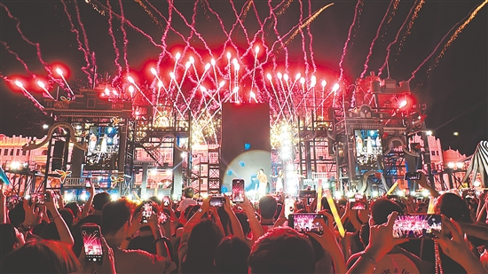 赤坎華僑古鎮(zhèn)舉行夏日焰火音樂會，吸引眾多游客觀看。