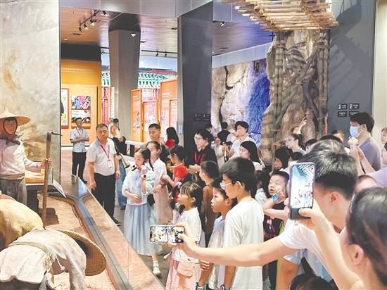 暑期，中國僑都華僑華人博物館吸引眾多青少年前來參觀。