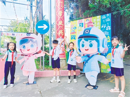 開平教育吉祥物“小開”“小蘋”化身迎賓大使，迎接新生。