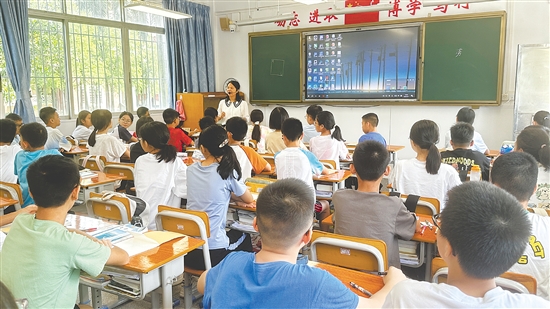 開平市第一中學(xué)七年級新生在上第一節(jié)課。