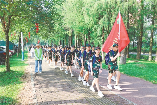 金山中學七年級學子進行國防教育訓(xùn)練。