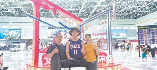 2023年夏天，父親、姐姐送彭濤前往軍校入學(xué)。