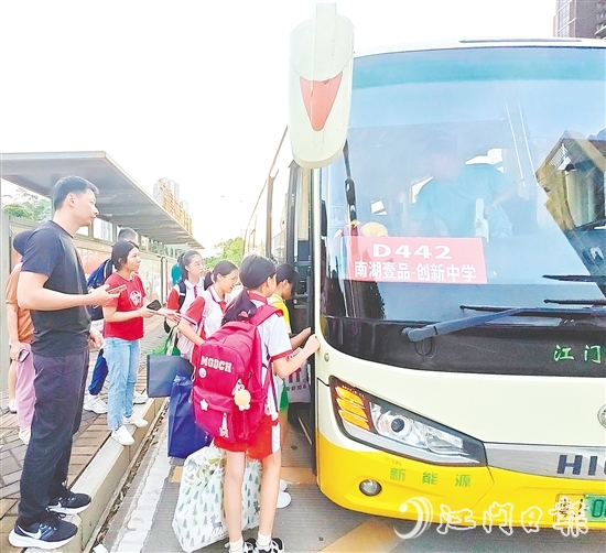 創(chuàng)新中學(xué)線路開通首日，共有40余名學(xué)生體驗(yàn)了服務(wù)。