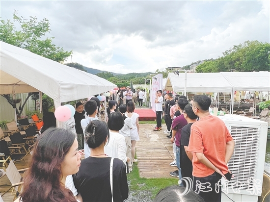 新會區(qū)、蓬江區(qū)聯(lián)合舉辦“會聚良緣‘蝦’日戀曲”活動。