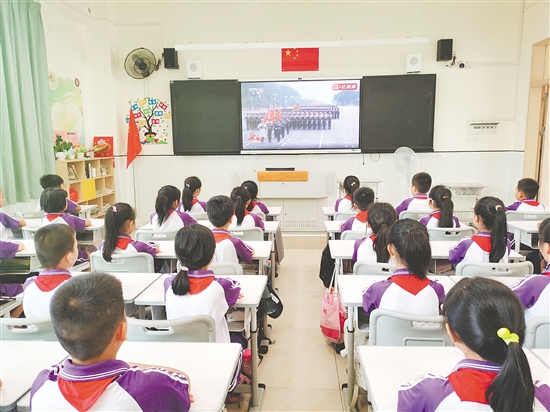 新會學(xué)子一起觀看大會直播。