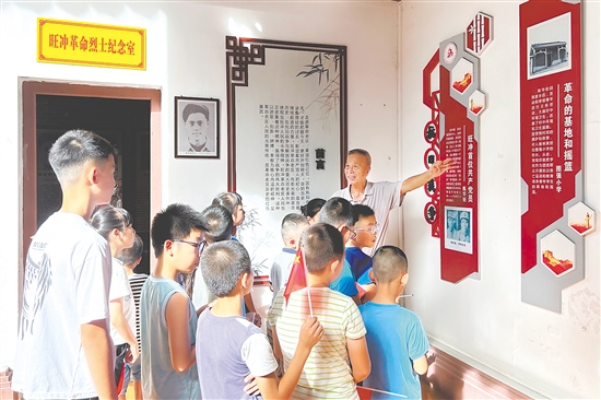 崖門鎮(zhèn)優(yōu)秀“五老”代表?xiàng)顦s超為孩子們介紹旺沖軍民抗日事跡。