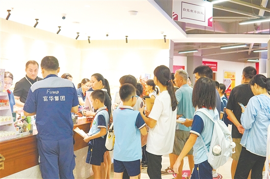 臺山市新華書店內(nèi)人頭攢動，收銀臺前擠滿了學生和家長。
