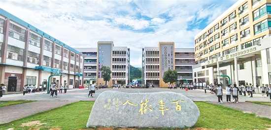 在赤溪中學(xué)校園內(nèi)，現(xiàn)代化建筑與自然環(huán)境相得益彰。