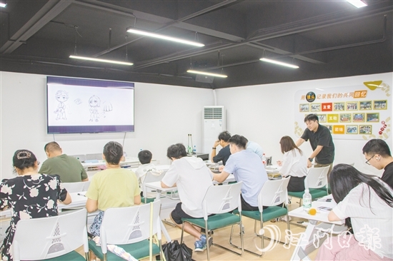 蓬江文明（青年）夜校精心設(shè)計(jì)了漫畫等多類課程，助力青年培養(yǎng)興趣愛好。