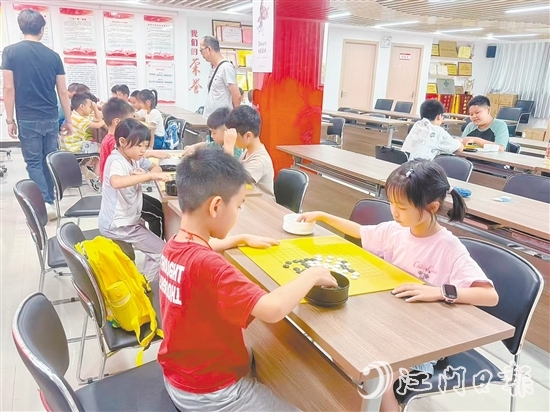 孩子們參加石沖社區(qū)舉辦的圍棋興趣班。