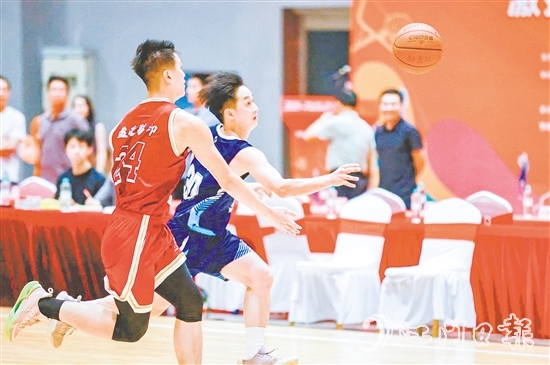 球員在場(chǎng)上敢打敢拼。