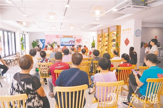 新就業(yè)群體、社區(qū)居民、黨員志愿者一同觀看閱兵儀式。