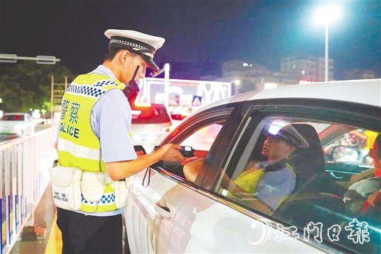在重點路段、重要路口，鶴山市公安局科學布設(shè)臨時卡點，對過往車輛實施精準盤查。
