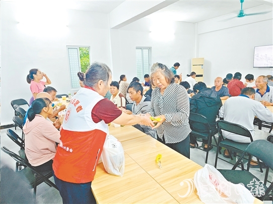 養(yǎng)殖戶在村委會辦公樓內(nèi)吃上熱飯。