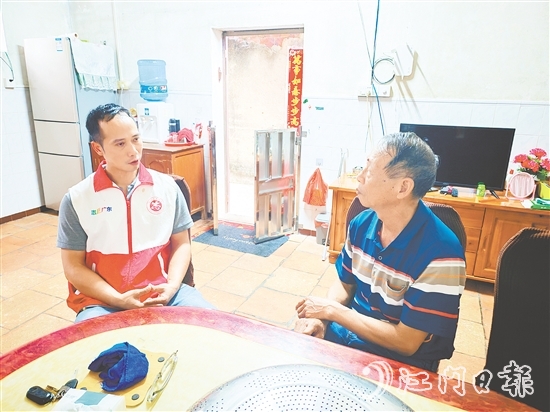 吳堅藝（左）入戶收集民意。