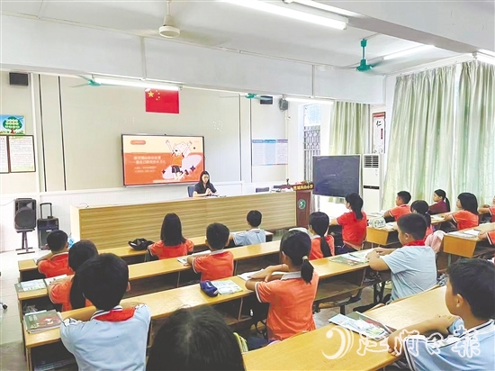 法官化身“法治副校長(zhǎng)”，為師生們送上生動(dòng)的“法治第一課”。