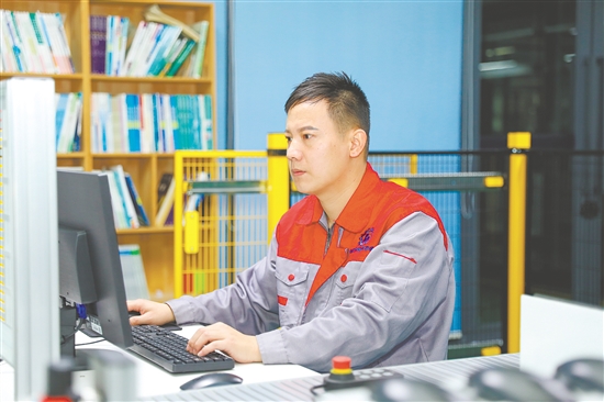 劉銳杰在鉆研技術(shù)。