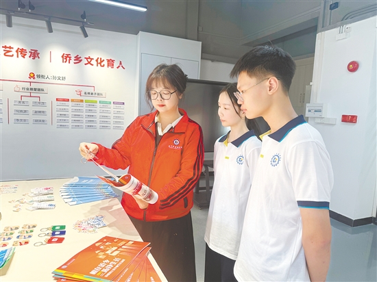 傅穎琪（左）和學(xué)生交流。