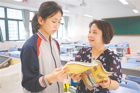 阮美賢為學(xué)生講解問題。