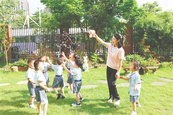 陪孩子做游戲的陳潔瑩。