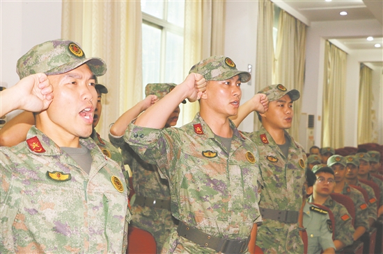 “夏北浩民兵排”正式成立，民兵莊嚴(yán)宣誓。