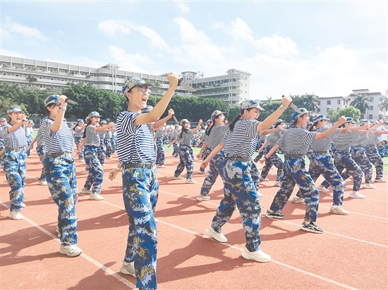 培英高中軍訓(xùn)會(huì)操表演上，同學(xué)們精神抖擻。