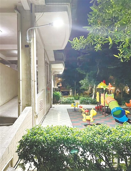 夜里，安裝掛墻路燈后的盈翠苑小區(qū)不再昏暗，居民下樓活動(dòng)更安心。