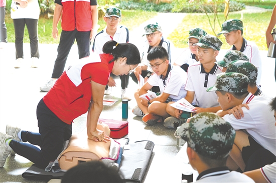 鶴山市紅十字會(huì)工作人員為學(xué)生示范正確的心肺復(fù)蘇操作方法。