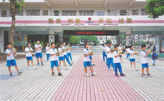 沙坪街道第四小學(xué)別出心裁地推出校園排球操。