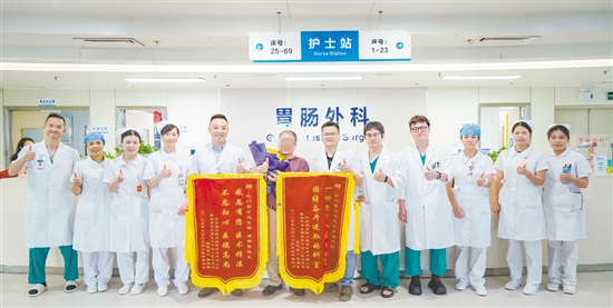 患者家屬專程送來兩面錦旗。