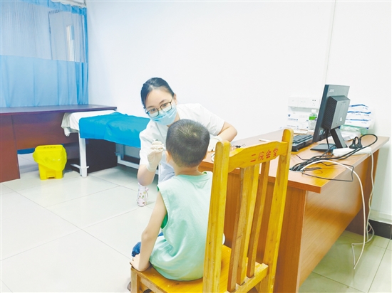 醫(yī)生為患兒看診。