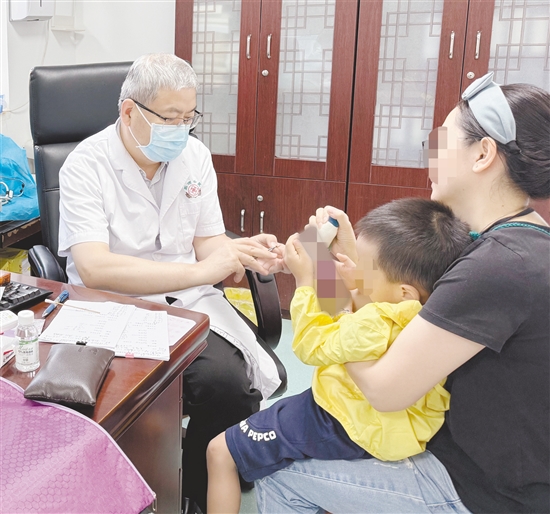 醫(yī)生對(duì)孩子進(jìn)行檢查。