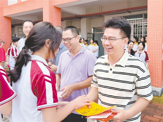 恩平市恩城中學(xué)的學(xué)生向老師送上教師節(jié)禮物。