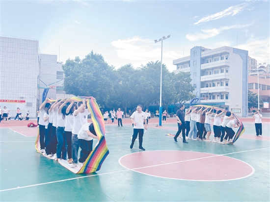 恩平市成德小學(xué)開(kāi)展趣味橫生的團(tuán)建活動(dòng)。