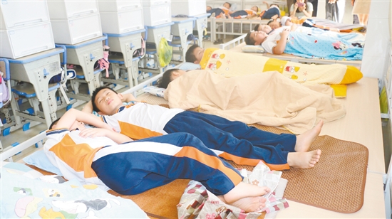 “平躺睡”有效改善學生們午睡質(zhì)量。