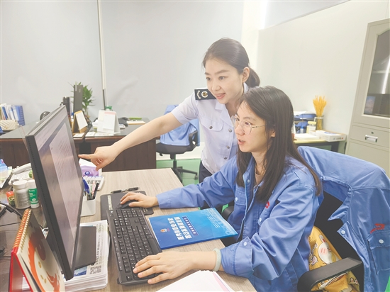 稅務(wù)工作人員輔導(dǎo)納稅人開展涉稅業(yè)務(wù)。