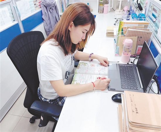 老師抓住在學(xué)校的碎片時間備課。