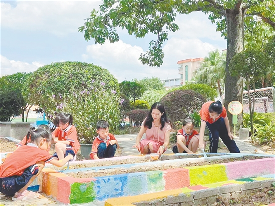 在老師和同學(xué)們的描繪下，中醫(yī)藥圃變得色彩繽紛。