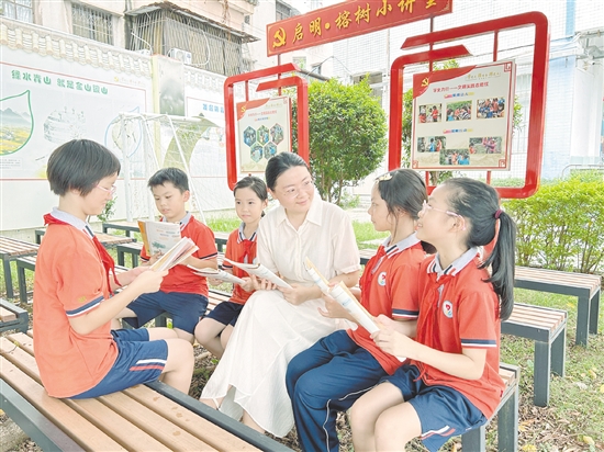 謝瑩與學(xué)生們聊天。