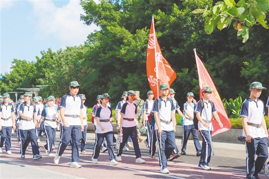 學(xué)生們在行走中理解“堅持”和“團(tuán)結(jié)”的意義。