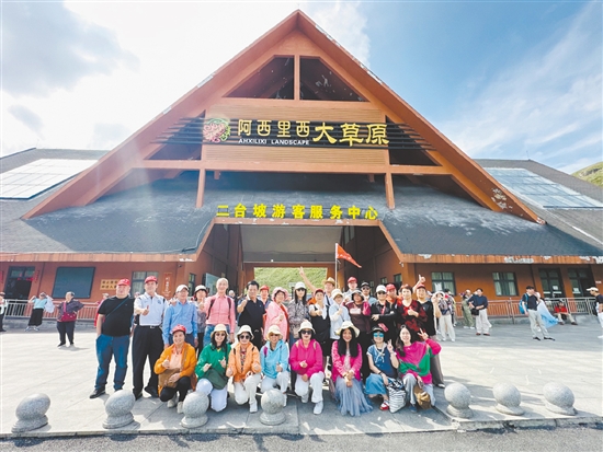 團友們在阿西里西大草原合影留念。