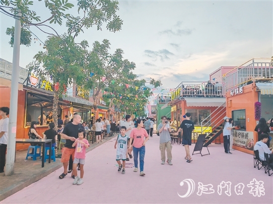 南職大學路限時步行街啟用后，吸引周邊群眾、師生及游客前來打卡。