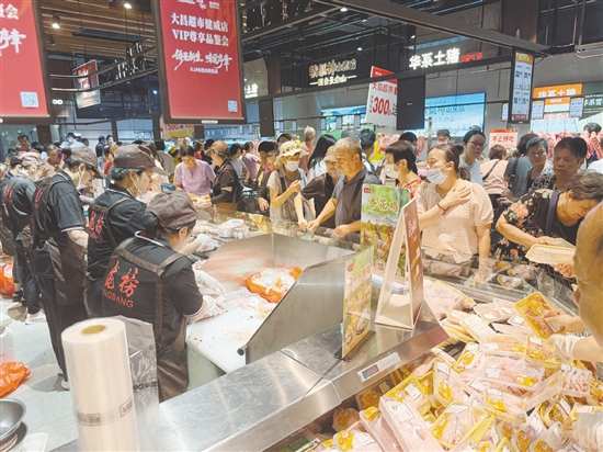 前來購物的顧客絡(luò)繹不絕。