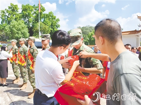 新兵歡送會現(xiàn)場。