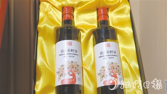 東哲品牌的茶籽油，煎炒炸皆適宜。