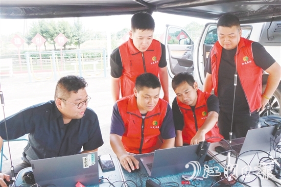 無人機(jī)團(tuán)隊(duì)開展遙感驗(yàn)標(biāo)工作。