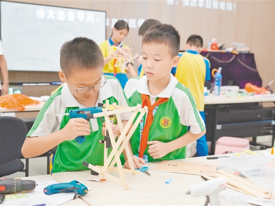 鶴山市積極舉辦各類青少年科技賽事，通過以賽促學(xué)、以賽促創(chuàng)的方式，為青少年搭建展示創(chuàng)意和動手能力的平臺。